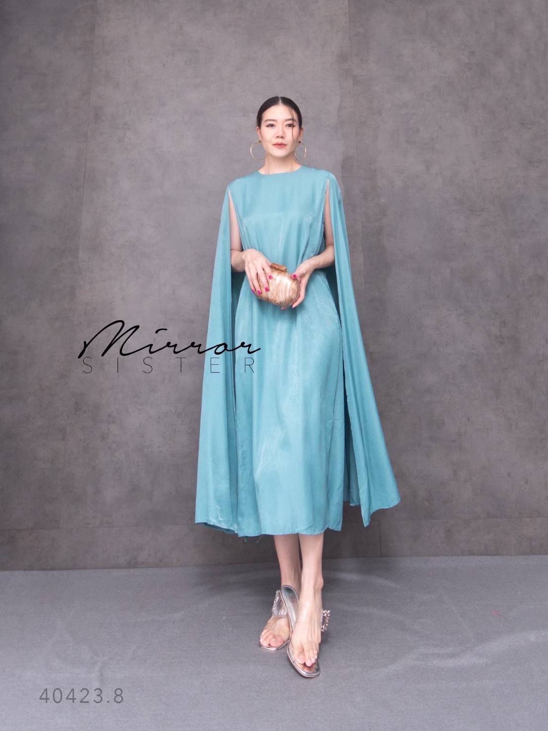 MiRRoRSiSTER’s Fenda Cape and Poncho Dress•• เดรสทรงโมเดิร์น สวยและมีความเก๋ ดีไซน์สุดชิค แพทเทรินใส่ง่าย รุ่นนี้ใช้ผ้าเปลืองมาก เนื้อผ้าสวยใส่สบายมากๆ ดีไซน์เหมือนมีผ้าคลุมไหล่อำพรางแขน ตัวเดรสเป็นแขนกุด มีซิปด้านหลัง..ใส่แล้วไม่ร้อนเพราะเนื้อผ้าเนื้อดีใ