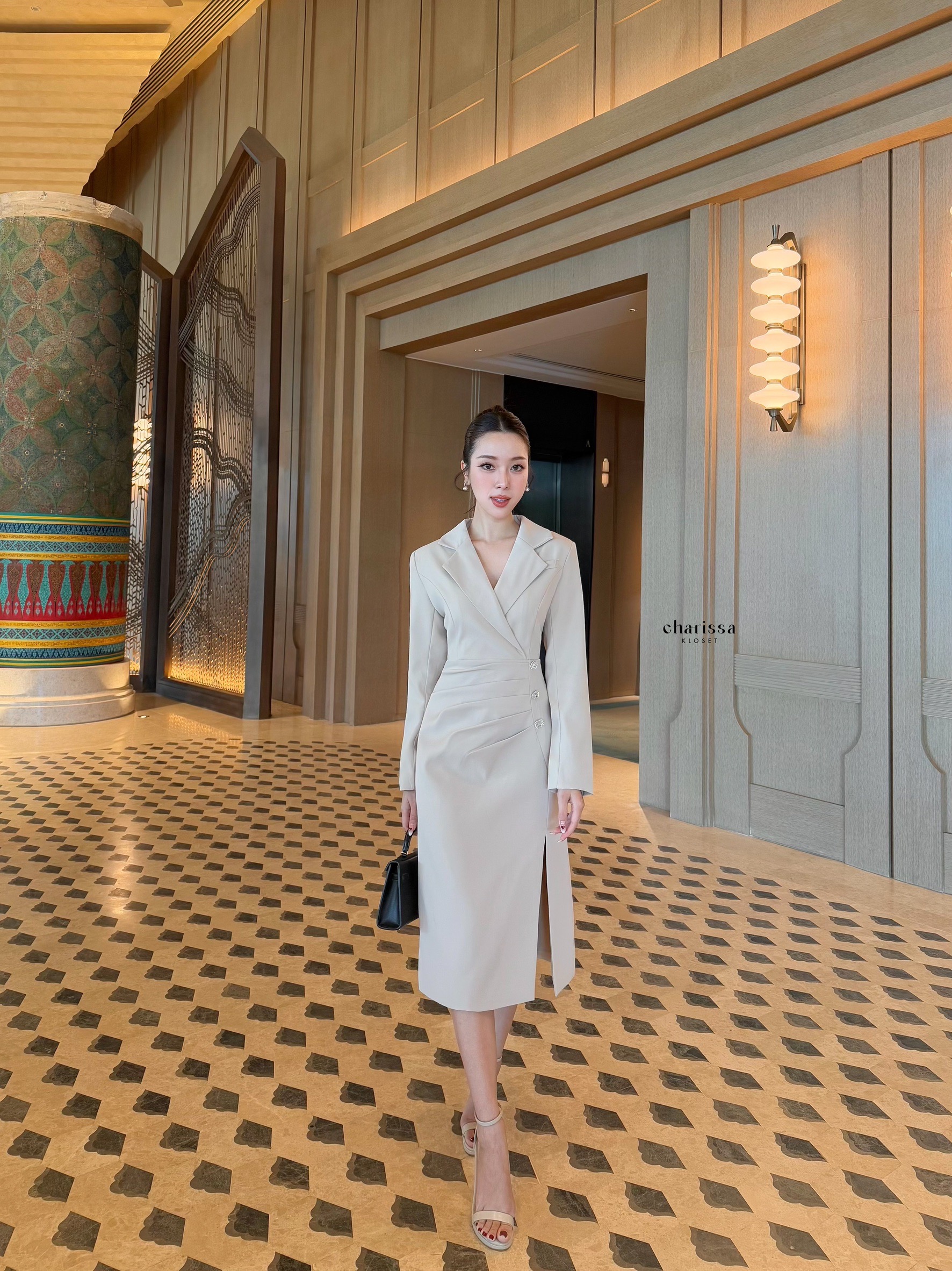 เดรสปกสูททรงเข้ารูปสวยมากก รุ่นนี้มีความพิเศษที่การดีไซน์เย็บจับจีบบริเวณที่ให้เอวทำให้ดูผอม และปกพุงได้ดี เพิ่มความหรูด้วยกระดุมอะไหล่เพชรสวยมากก เดรสมีซับในทั้งชุด ผ้านุ่มใส่สบายมากก แอบเซ็กซี่เล็กๆการผ่าด้านข้างทำให้สวยและเดินสะดวกมาก ซิปซ่อนด้านหลังน๊