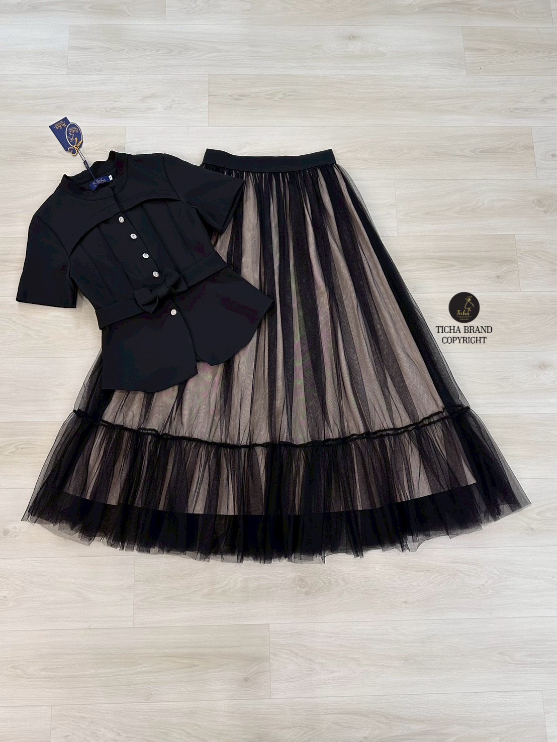 Set 2 ชิ้น สีดำเสื้อเบเซอร์คอจีนแขน ด้านหน้าดีเทลตีเกร็ตโค้งสวย และแต่งกระดุมดอกไม้เพชรเรียงยาวใช้งานได้จริงมาพร้อมเข็มขัดโบว์มรกระดุมแป๊ก มาคู่กับกระโปรงยาว แต่งผ้ามุ้งตาข่ายคลุมด้านนอกสีดำ มีชับในสีครีม(ซิปหลัง) งานสวย เนื้อผ้าดี คัตติ๊งเป๊ะคะ