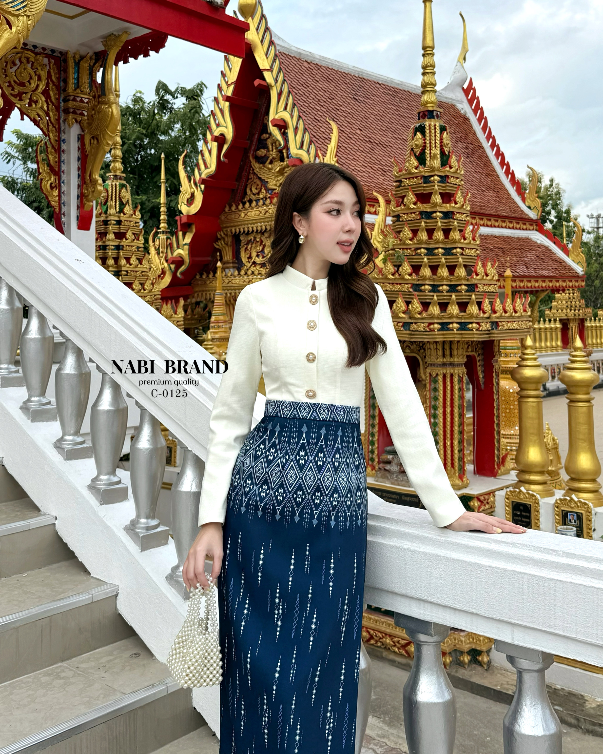 Label :: #NABIBRAND Code :: C-0125 Detail :: ชุดเซ็ตเสื้อแขนยาวสีครีมแต่งกระดุมมุกด้านหน้า ดีไซน์ปลายเสื้อทรงบานช่วงเอวรัดรูป มีซับ มีฟองน้ำในตัว ผ้าอยู่ทรง มาคู่กระโปรงพิมพ์ลายสีกรมดีไซน์สวยหรู ผ้าพริ้ว นุ่มนวลใส่สบายมากๆ งานซิปหลังทั้งคู่ สวมใส่ง่าย สาม