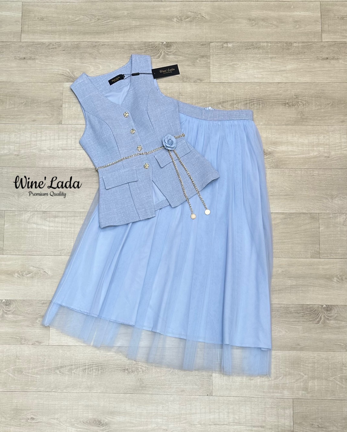 Set 4 Pcs. เช็ทเสื้อแขนกุดกระดุมหน้า เนื้อผ้ามีเทคเจอร์ มาพร้อมกระโปรงมุ้งสีเข้าเซ็ท มีเข็มกลัดดอกไม้และเข็มขัดโซ่ เพิ่มความลัคซู ทรงสวย เป๊ะ สวยหรู ดูแพง มากค่ะ ใส่แล้วผอมเพียว ซับในทั้งตัว เนื้อผ้าใส่สบาย สายลัคซูรี่ ต้องมีติดตู้ ใครได้ลองแล้วจะหลงรักค่