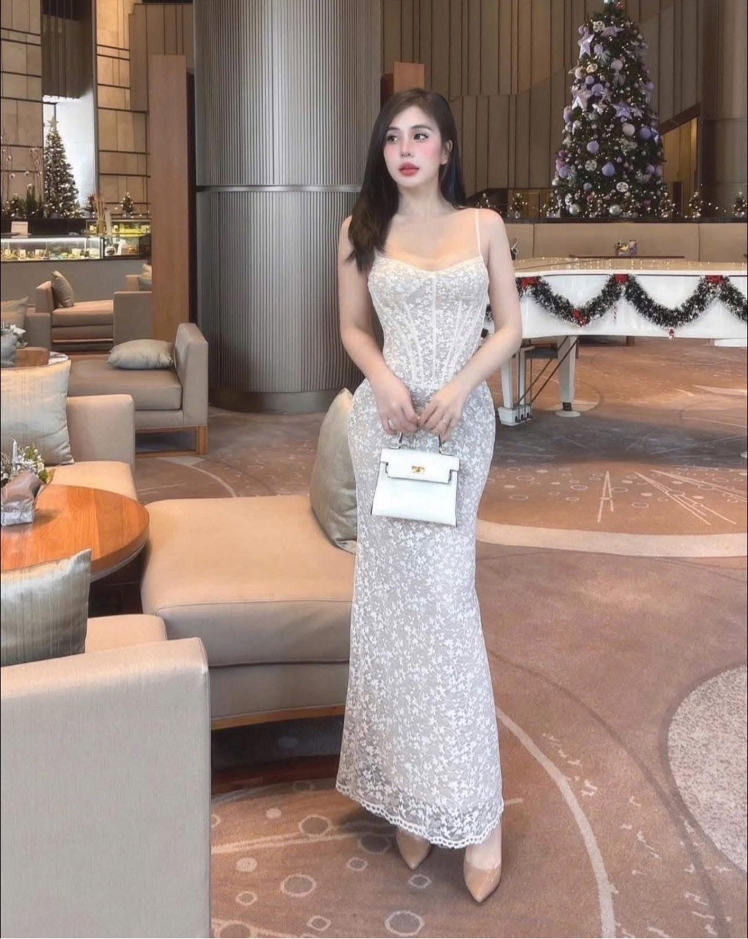 เดรสยาวสายเดี่ยวเข้ารูปผ้าลูกไม้มีเทกเจอร์งานสายปรับได้ผ้าลูกไม้เนื้อนิ่มใส่สบายเมาะกับเมืองไทยที่สุดอกมีฟองน้ำเสริมเพิ่มทรงสวยช่วงตัวงานเข้ารูปชายกระโปรงบานเล็กน้อยชายกระโปรงลูกไม้ฉลุเก๋ๆงานมีซิปหลังและซับทั้งชุด งานทรงสวยใส่สวยเก็บหุ่นดีมากๆใส่ออกงานออก