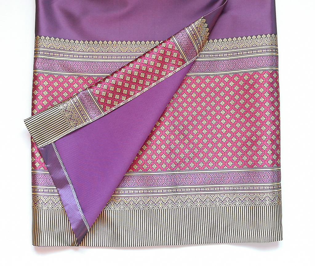 ผ้าถุงไหมสำเร็จรูป (สีม่วง) งานตัดเย็บประณีต อัดผ้ากาวตามสีของผ้าถุง เนื้องานดีเกรด A (รอบเอว 30 นิ้ว)