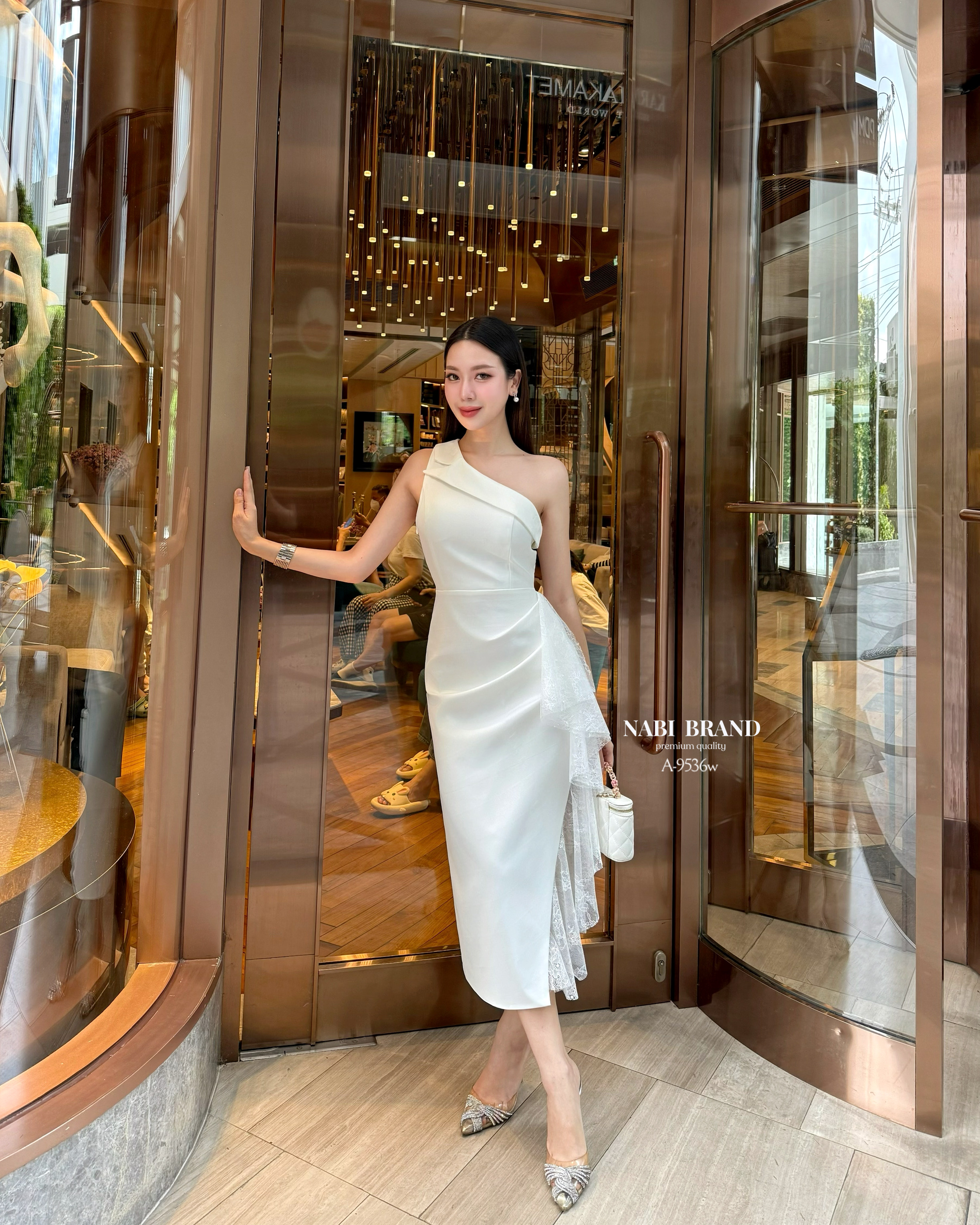 เดรสเข้ารูปทรงเปิดไหล่ แต่งทรงปกคอพาดด้านบน เดรสทรงผ่าข้าง พับจีบด้านข้าง และแต่งเพิ่มด้วยผ้าลูกไม้ ชุดมีฟองน้ำและซับใน ใส่แล้วเลิศ ไม่บ้ง แน่นอนค่ะ 🩷 #เสื้อผ้างานป้าย #NABIBRAND #นาบีแบรนด์ #งานป้ายนาบี #เดรสยาว #เดรสเปิดไหล่ #ชุดออกงาน #เดรสผ่าข