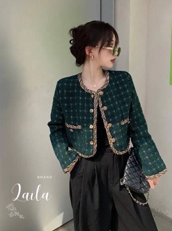SET เสื้อ+กางเกง เสื้อคลุมทรงครอปแขนยาว แต่งขอบเชือกดิ้นทองดำ ตัวเสื้อสีเขียวเข้มดูแพง แต่งกระดุมทอง มาพร้อมกางเกงขายาว รอบนี้กางเกงเป็นงานตะขอหน้าเพิ่มความผ้าหนักหนักทรงสวยผ้าดีพรีเมี่ยม สีดำ แมชลงตัว ลุคคุณหนูดูดีดูแพงค่า #byLaila #ผ้าทวิต #ชุดผ้าทวิต #