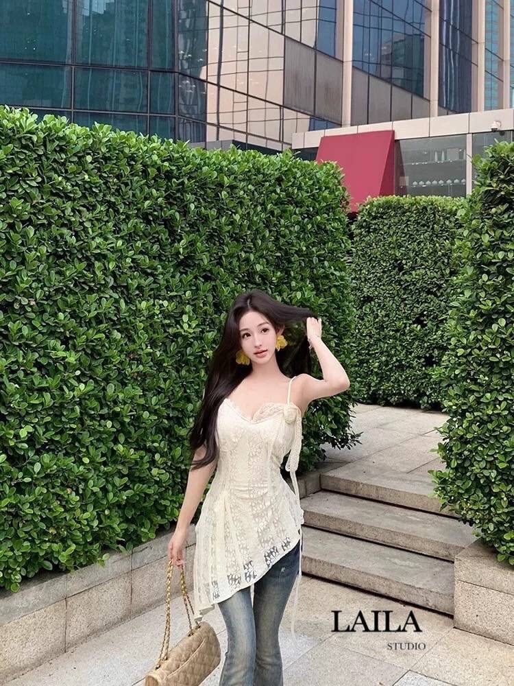 Tag: LAILA Detail: Set เสื้อ+กางเกง เสื้อทรงสายเดี่ยวงานแต่งฉลุลูกไม้แน่นๆทั้งตัวทรงเฉลียงข้างปล่อย ชายระบายตัดต่อเย็บอย่างดี งานดีไซน์แต่งเข็มกลัดดอกสีเดียวกับเสื้อ มาพร้อมกางเกงทรงขาม้า ฟอกสีสนิมเข้ม งานยีนส์นำเข้า💯 แต่งกระเป๋าสองข้าง สามารถใช้ง