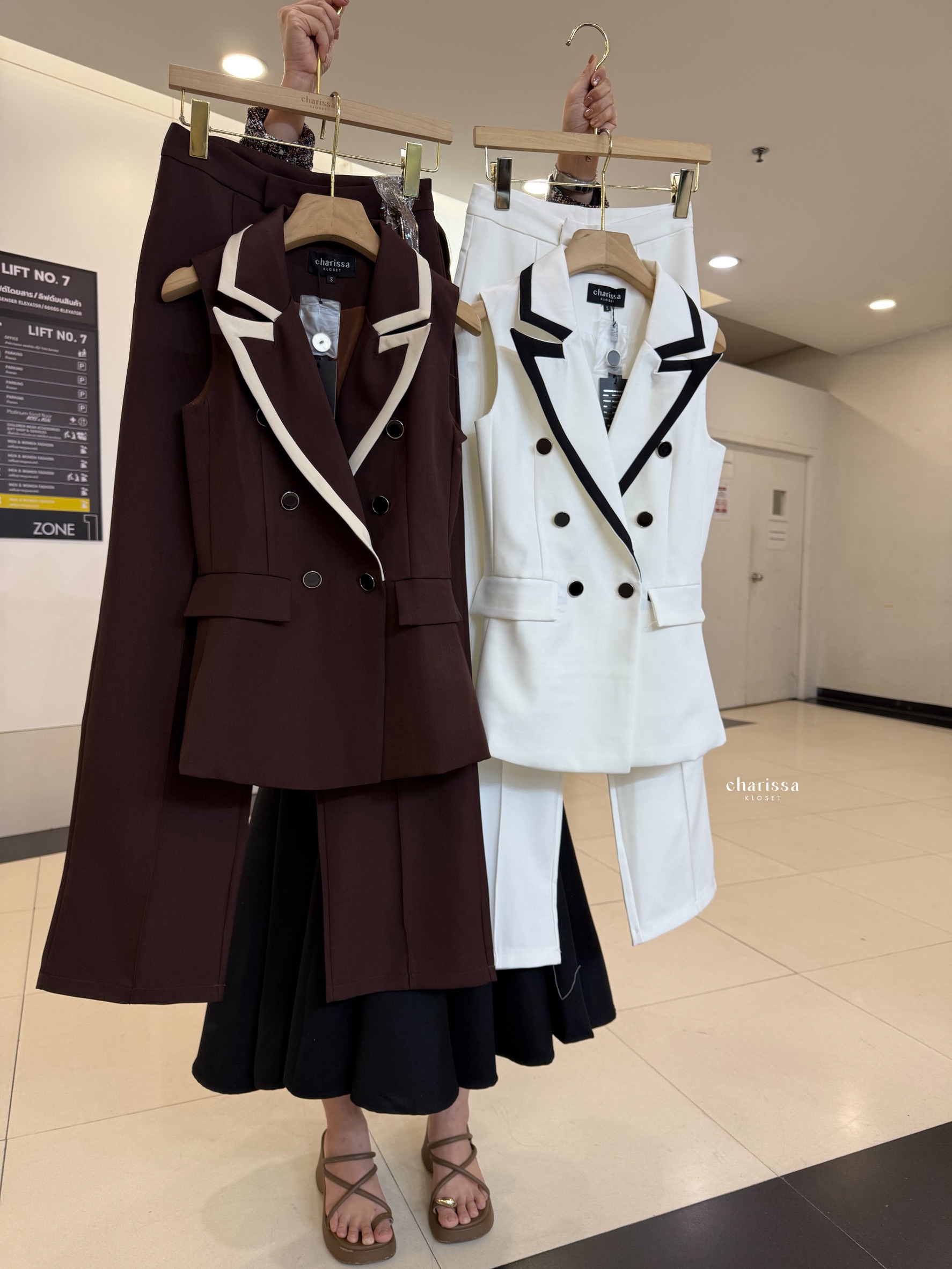 Tag: CHARISSA KLOSET 📌เซ็ท 3 ชิ้น: เสื้อแขนกุด+กางเกง+เข็มขัด ชุดเซ็ตกางเกงและเสื้อกั๊กสูททรงเท่ ทรงสวย เข้ารูปพอดีตัว เนื้อผ้าพรีเมียม ใส่สบาย ยับยาก เพิ่มเสน่ห์ด้วยดีเทลขอบตัดสีตัดกันอย่างมีระดับ 🤎🤍 ดีไซน์ double-breasted เรียบหร