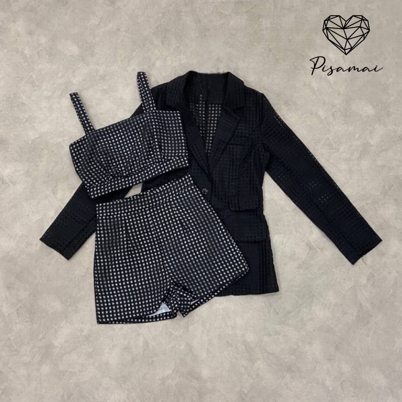 เซ็ตเบเซอร์คลุมลายตารางสก็อตสีดำ มาคู่กับเสื้อคอปและกางเกงขาสั้นเข้าเซ็ต ใส่ทั้งชุดแมทกันสวยมากๆค่า ต้องมีเลยค่า