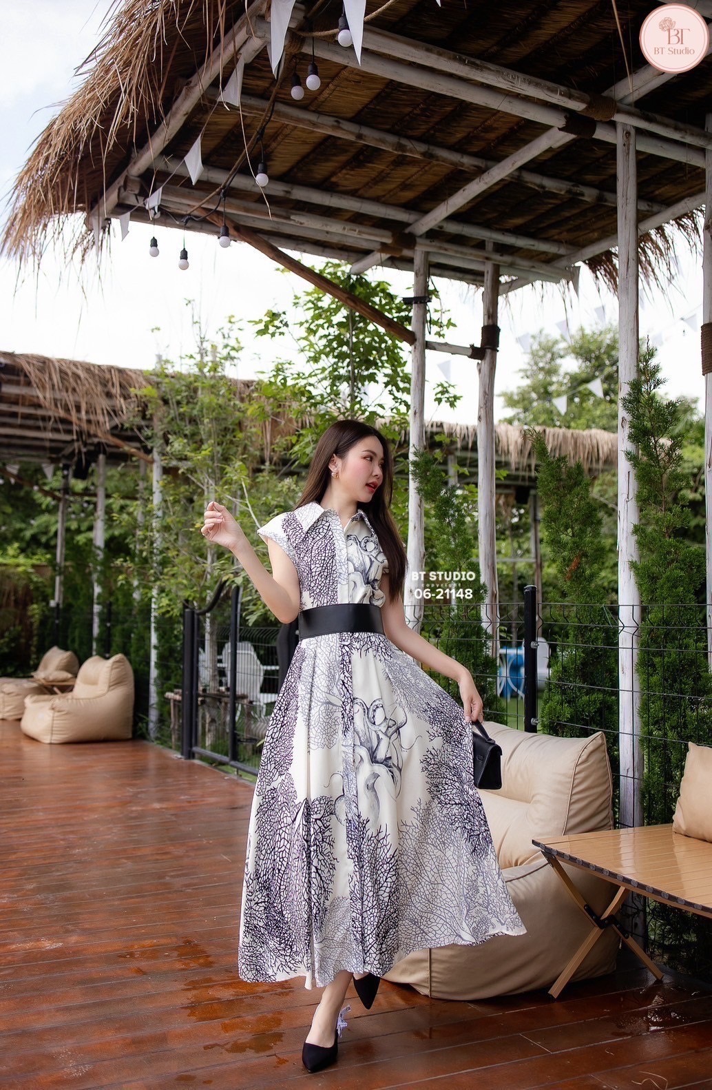 เดรสยาวแขนกุดคอปกกระดุมหน้า ดีไซส์พิมพ์ลายกราฟลิค สวยคมชัด เนื้อผ้าดีคัตติ๊งสวยมีซับในตัว มาพร้อมเข็มขัดสีดำคาดกลางใส่แล้วดูผอมเพรียวมากก
