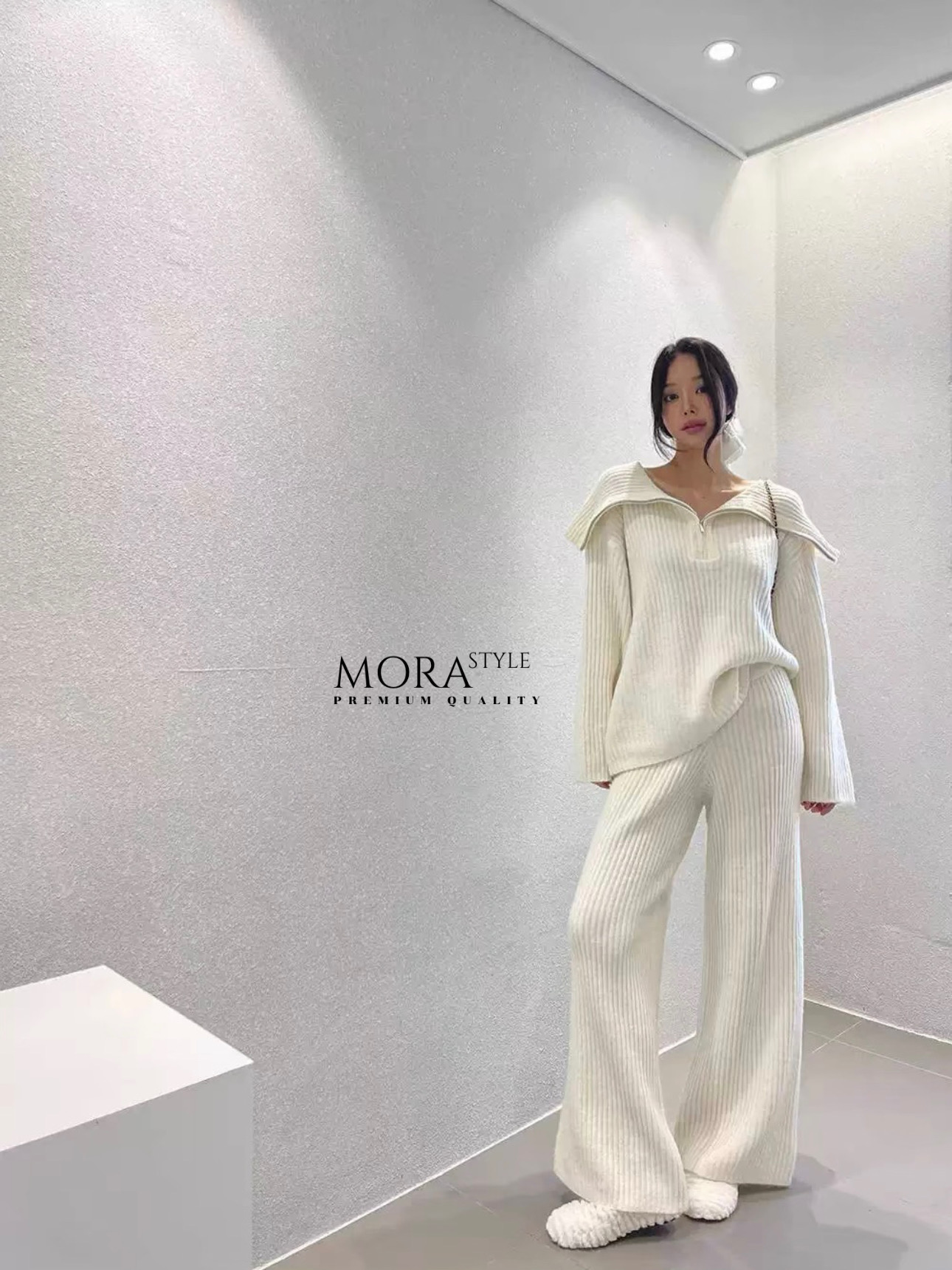 เซ็ท 2 ชิ้น เสื้อไหมพรมแขนยาวมีซิปรูดช่วงคอ มาพร้อมกับกางเกงขายาวผ้ายืดหยุ่นใส่สบาย เป็นงานไหมพรหมผ้าร่องทั้งเซ็ท เป็นอีกหนึ่งคอลเลคชั่นแนะนำสำหรับหนาวนี้เลยค่าาา