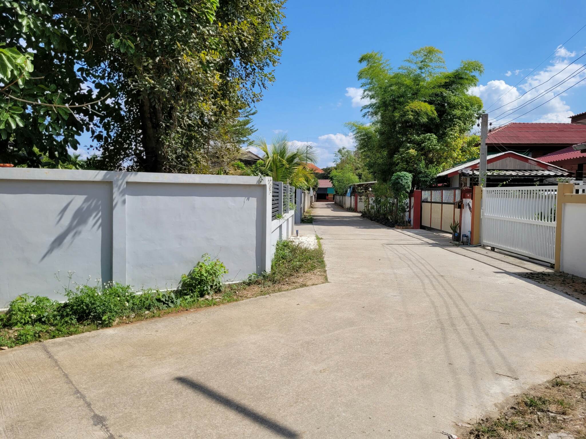 ขายที่ดินราคาถูก อ.เมืองลำปาง เจ้าของขายโดยตรง ใกล้โกบอลเฮ้าส์และเซเว่นสาขาปงแสนทองที่ดินสวยเหมาะทำธุรกิจบรรยากาศดีแบ่งขาย 3 ไร่ ติดต่อเจ้าของที่ 081-9525175 คุณอำนวย