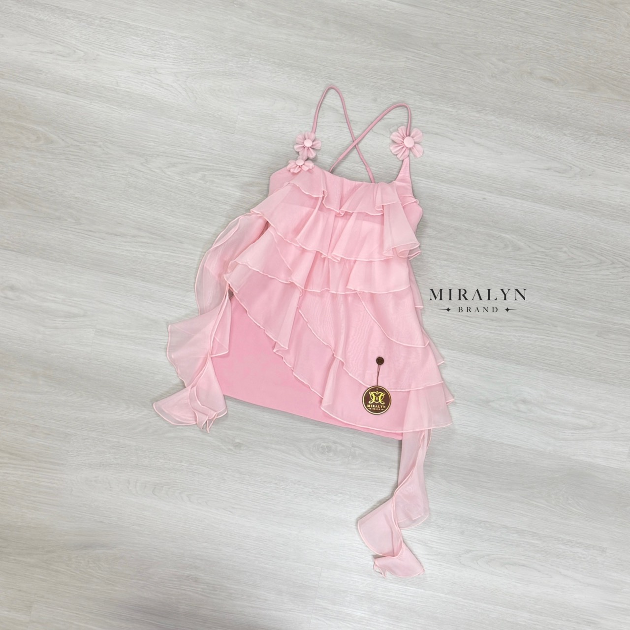 มินิเดรสสายเดี่ยวสีชมพูสายแต่งดอกไม้เย็บติดด้านหลังเป็นสายไขว้ผ้าพริ้วสวยแต่งดีเทลระบายเป็นชั้นๆสวยน่ารักมากงานอกมีฟองน้ำเสริมตัวเดรสเป็นงานผ้ามีน้ำหนักพร้อมซับในและซิปข้าง