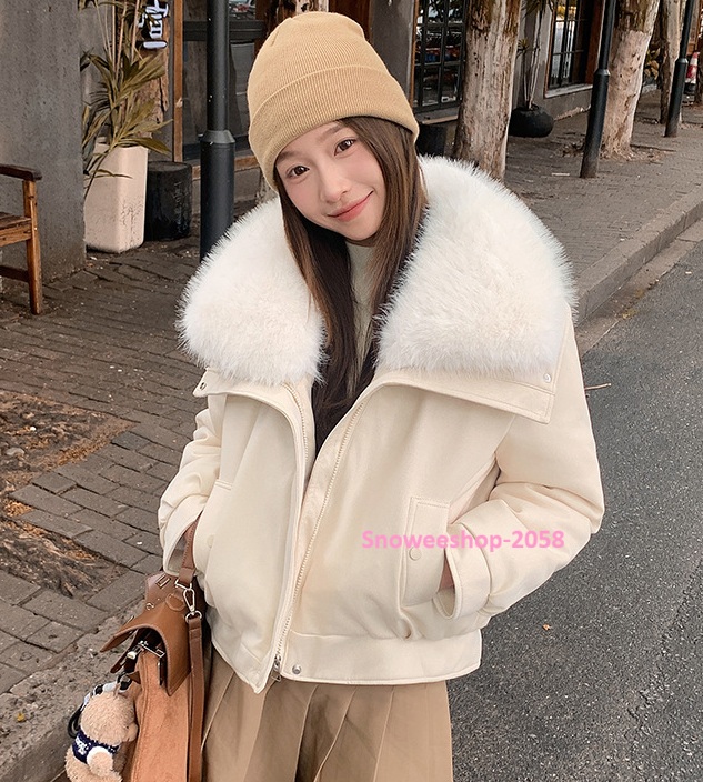 แค่ใส่ก็ได้ลุค “Luxury Winter Girl” แจ็คเก็ตดาวน์ปกขนเฟอร์ ทรงโอเวอร์ไซส์สุดเก๋ กันหนาวติดลบได้จริง ใส่ถ่ายรูปก็สวยปัง! มี 6 สี เลือกแมทช์ได้ทุกสไตล์