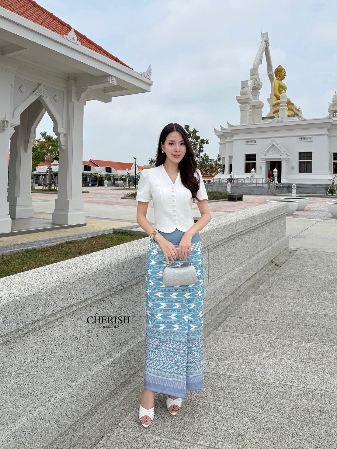 เซ็ท 3 ชิ้น ชุดไทย ชุดงานบุญ สีใหม่ไม่ซ้ำใครแน่นอน ตัวเสื้อคอวีตกแต่งกระดุม ส่วนตัวผ้าถุงเป็นผ้าถุงสำเร็จรูปตกแต่งลายไทยจับจีบหน้าผ่าหลัง ลายใหม่ของร้านซึ่งเก๋ละโดดเด่นมากๆ แถมเข็มขัดมุก