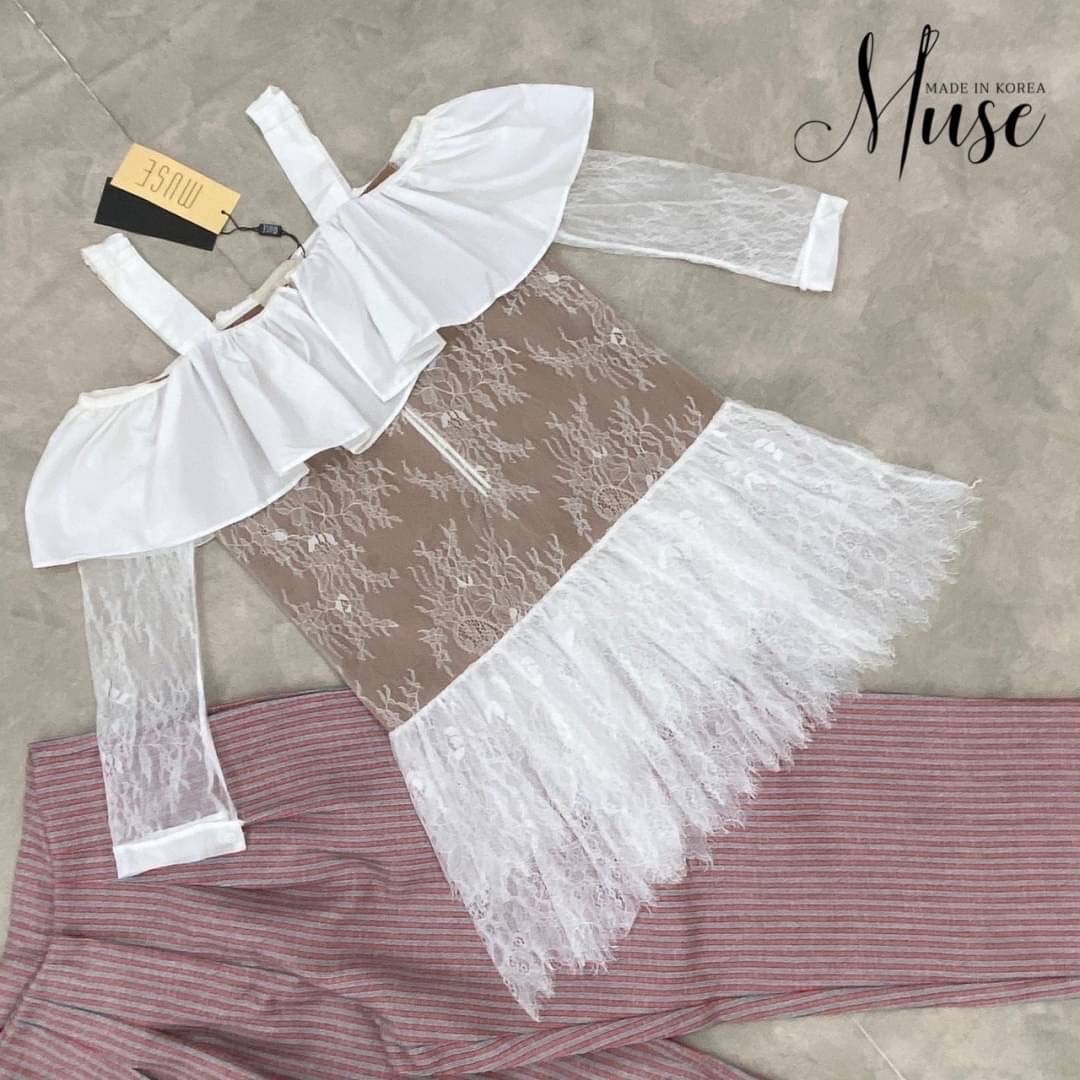 เซ็ตเสื้อลูกไม้สีขาวทรงเปิดไหล่ ช่วงอกแต่งระบายเพิ่มความโดดเด่น ใส่คู่กับกางเกงขายางลายทางสีชมพู เก๋สุดๆค่