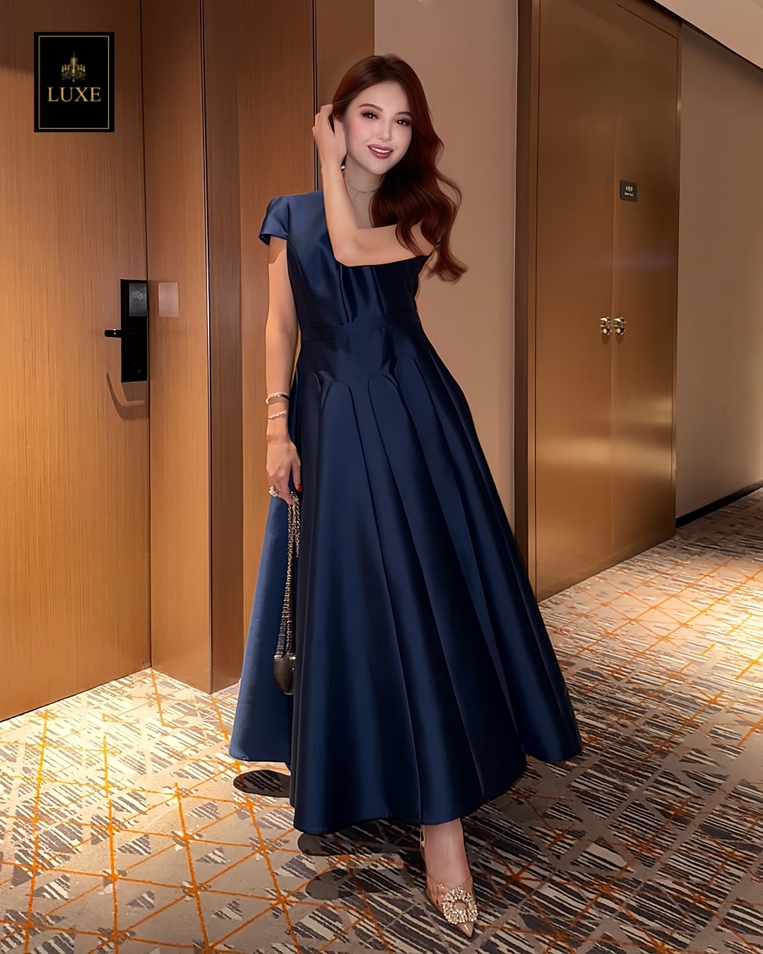 Label : LUXE ☑️เดรสเสื้อคอตั้ง แขนสั้น กระโปรงบาน ☑️ทำจากผ้าไหมดัตเชส ผ้าเนื้อดี เป็นทรง ใส่สบาย