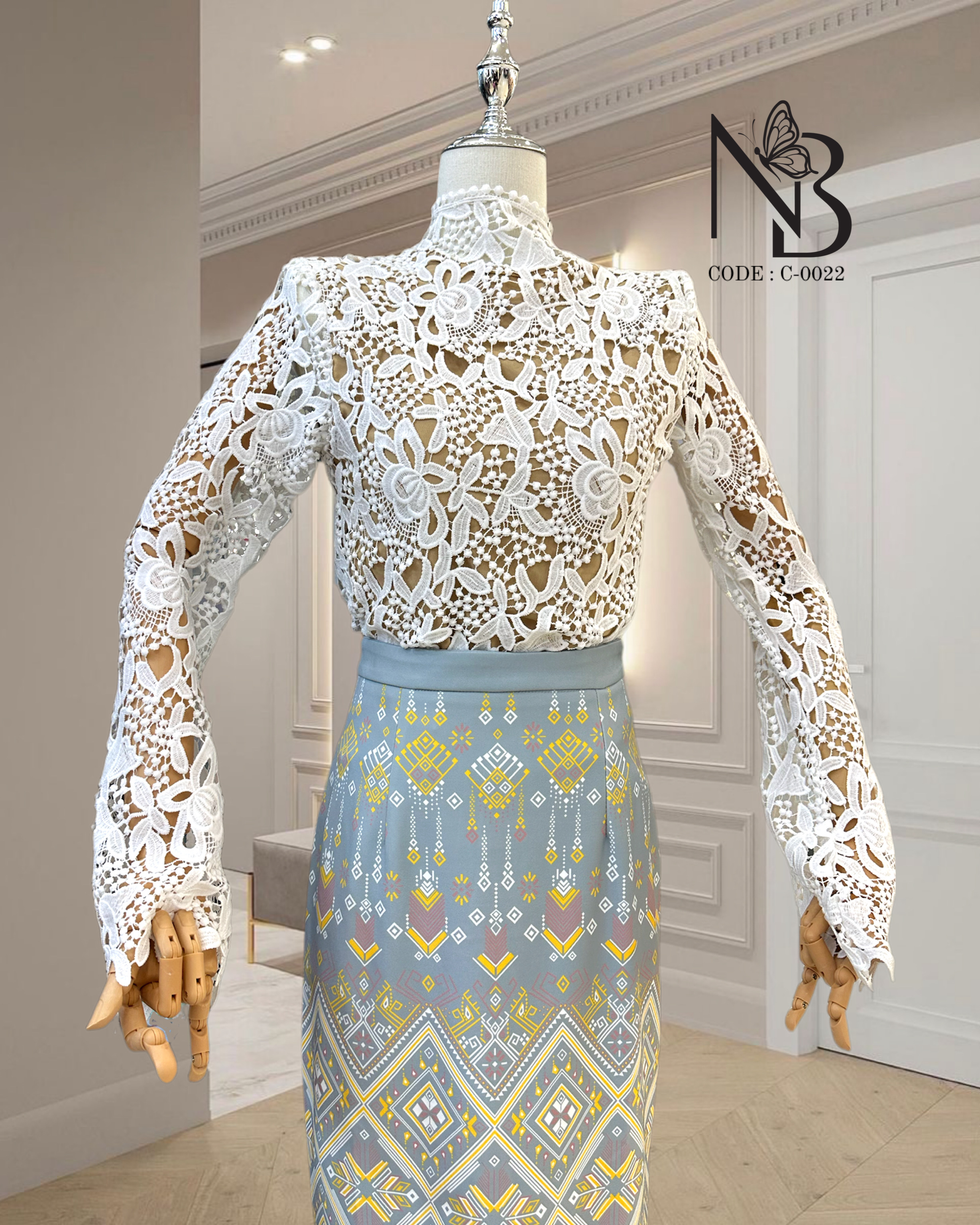 เสื้อลูกไม้ทรงคอเต่าแขนยาวแบบบานออก ชายระบาย มีซับในผ้าคอตตอน มีฟองน้ำเสริม มาด้วยกัน 2 สี สีฟ้าและสีขาว ชุดเข้าพรรษา ทอดกฐิน งานบุญ งานวัด งานเทศกาลไทยต่างๆ ใครที่มีกระโปรงผ้าถุงที่บ้านอยู่แล้ว อยากได้แค่เสื้อ ก็จัดมาให้แล้วนะ 🤍🩵 #NABIBRA