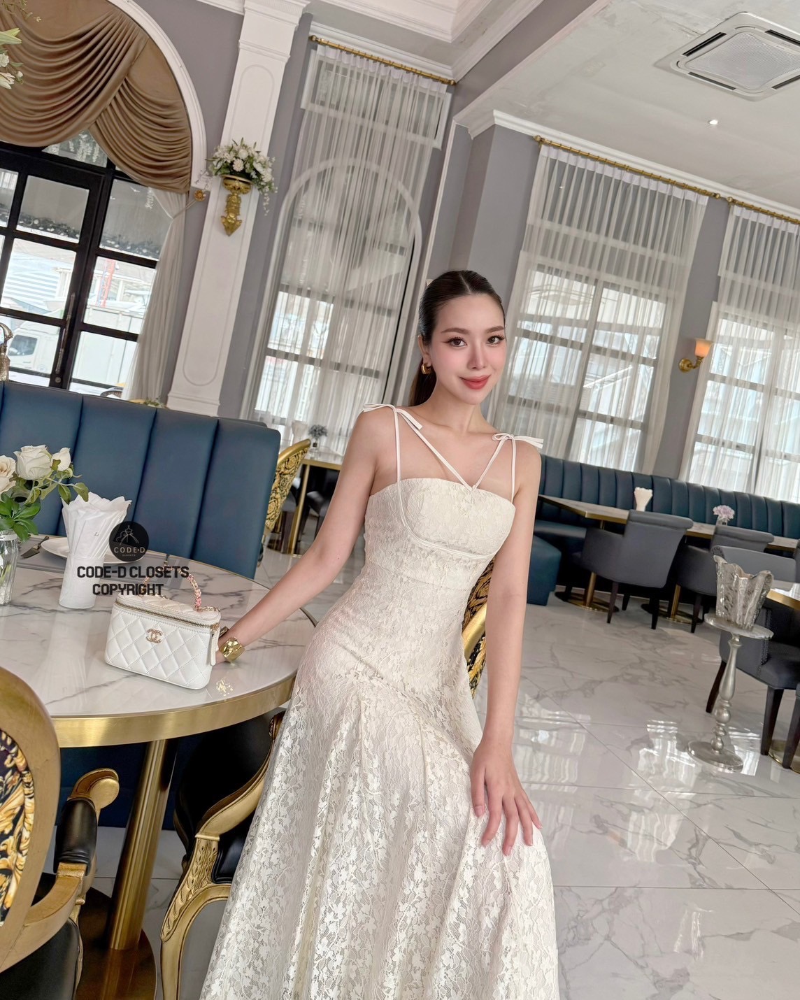 เดรสสายเดี่ยว ลูกไม้สีครีม ดีเทลแต่งสายคู่ เหย็บโบว์ติดช่วงสาย อกเสริมฟองน้ำอย่างดี ซิปหลัง ช่วงอกและเอวเข้ารูป ตัวกระโปรงบานออก มาพร้อมชับในสีเดียวกัน สวยหรู ดู luxury สุดๆ