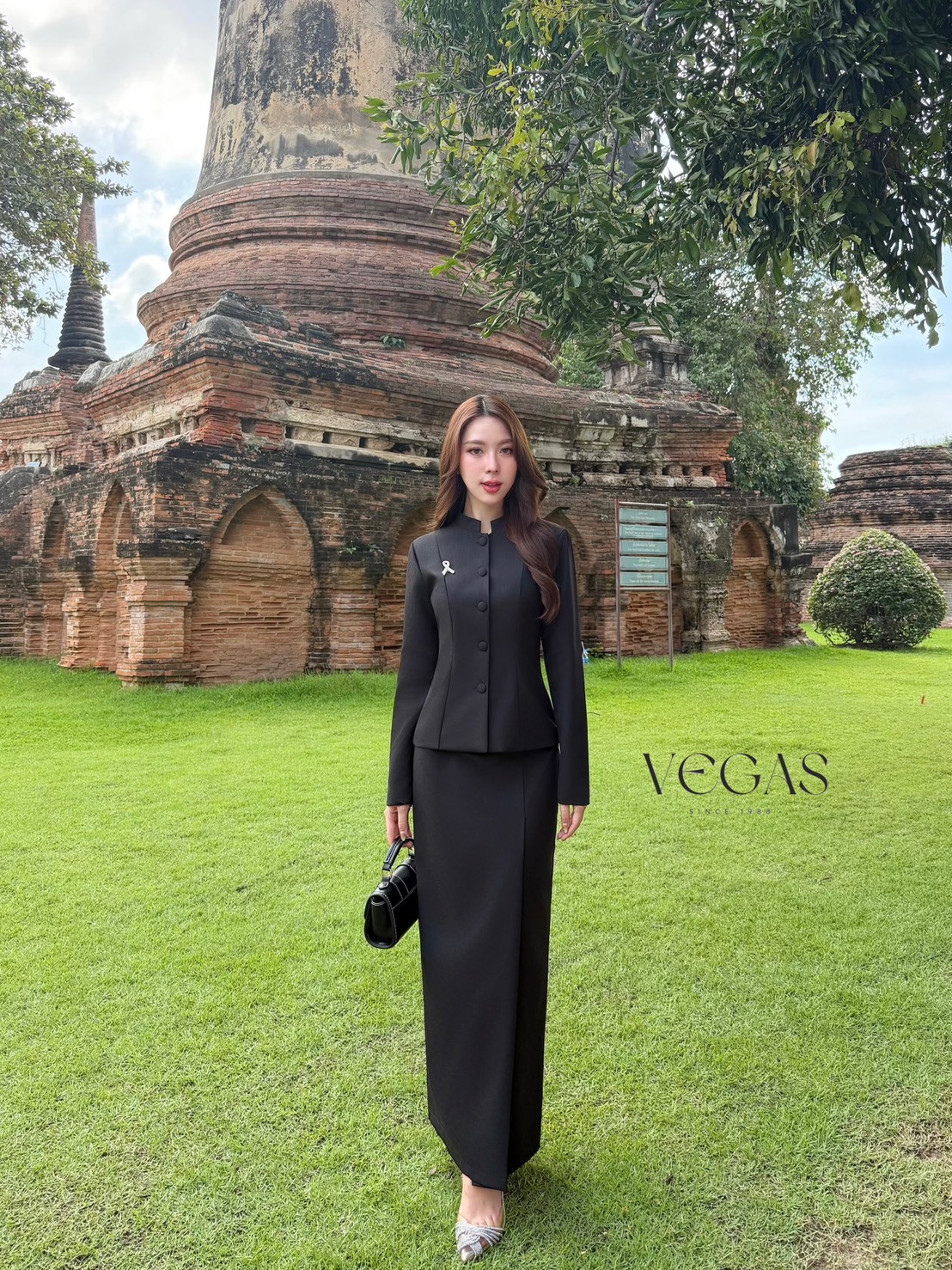 ชุดไทยจิตรดา คอจีน พร้อมเข็มกลัดโบ