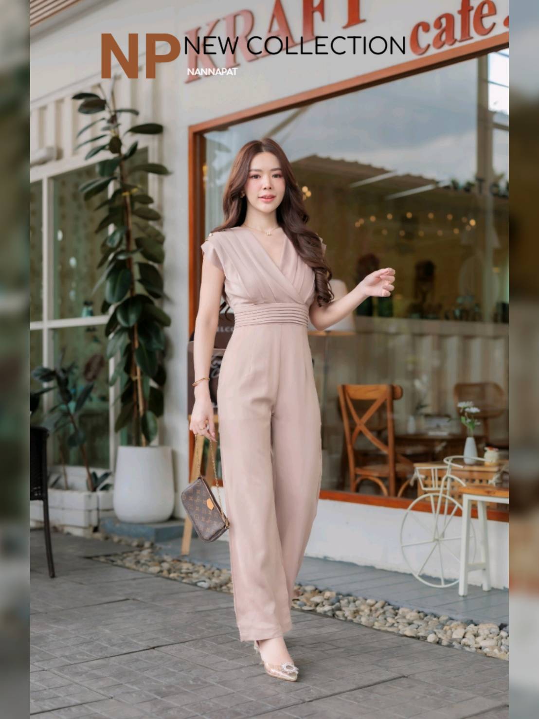 งานจั้มสูท เรียบหรูดูดีสุดๆ ใส่ได้ทุกโอกาสเลยคะ จะช็อปปิ้ง ทานข้าว ดินเนอร์หรูๆ เพราะตัวชุดดีไซน์ออกมาได้ดูดีมากๆ ตัวผ้าซาติน หนานุ่มใส่สบาย มีซับในอย่างดี งานซิปหลัง แต่ดีเทลไหล่สวยลงตัว เข้ารูปเก็บทรงสวย มีกระเป๋าข้างให้ด้วยนะคะ คุณภาพเกินราคาจริงๆ งานด