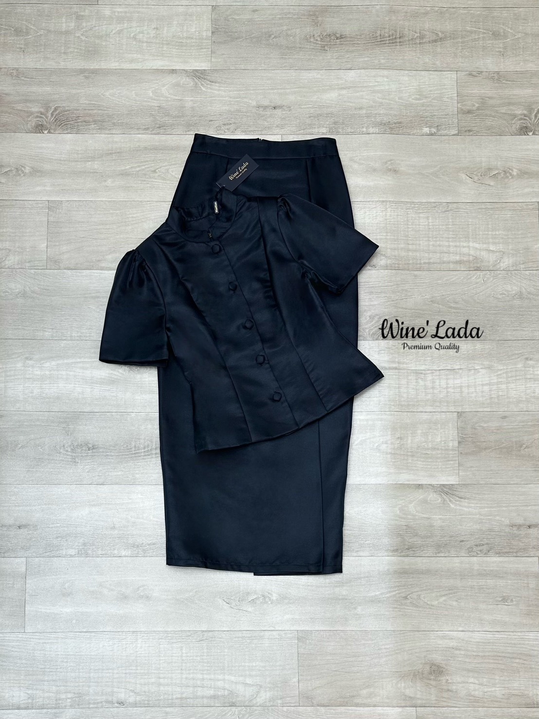 Set 2 Pcs. เซ็ทชุดไทยผ้าไหมเสื้อแขนแขนสั้น เป็นชุดจิตรลดาแบบแขนสั้น มาพร้อมกับกระโปรงผ้าไหม ทรงสอบเข้ารูป จะงานราช งานบุญ ได้หมดเนื้อผ้าใส่สบาย ทรงสวยมากค่ะ เป๊ะและเข้ารูป ใส่แล้วผอมเพียว กระโปรงซับในทั้งตัว ใครได้ลองแล้วจะหลงรักค่าา รับรองคุ้มเว่อร์ งานส