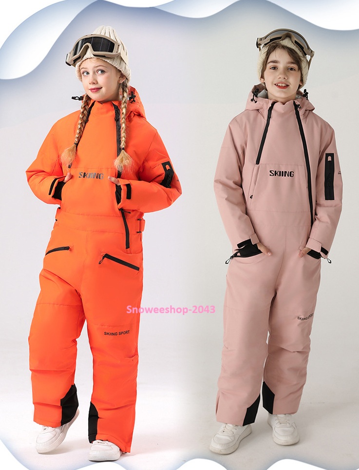 หนาวแค่ไหน…ลูกก็สนุกได้เต็มที่ พาลูกไปลุยหิมะ เที่ยวเมืองหนาว หรือเล่นสกี มั่นใจได้ว่าอุ่นสุดๆ + ปลอดภัยจากลมแรงและหิมะ ชุดสกีเด็กบอดี้สูทแบบชิ้นเดียว หนา อบอุ่น กันน้ำ กันลม กันหิมะ ทนต่อการสึกหรอ ลูกวิ่งเล่นหรือหกล้มก็หายห่วง มีฮู้ดคลุมหัว ป้องกันลมหนาว