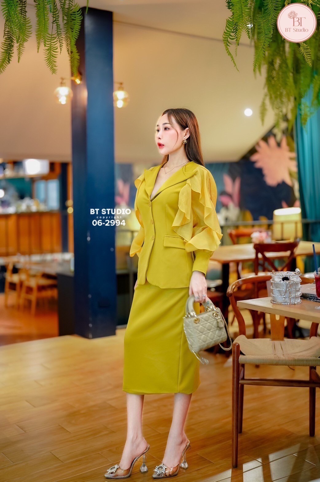 เซท 2 ชิ้น เสื้อเบเซอร์แขนยาวคอปก ช่วงแขนแต่งผ้าระบายสบัดพริ้ว ๆ ดีไซส์กระดุมหน้า 3 เม็ด กระเป๋าหน้าใช้งานได้จริง แมทซ์กับกระโปรงยาวคลุมเข่า ผ่าหลัง งานสวยเนื้อผ้าดี คัตติ๊งเป๊ะ มีซับในจ้าา