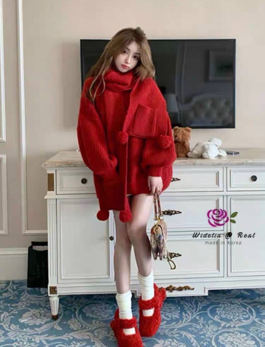 เสื้อตัวยาวสุดเก๋ รุ่นนี้ปังมากแม่ งานเกรดพรีเมี่ยม ตัวเสื้อเป็นไหมพรมเนื้อนุ่มนิ่ม มาพร้อมผ้าพันคอสุด Cute งานสวย ทรงเป๊ะ คัตติ้งเนี้ยบมาก งานไหมพรมเนื้อดีมากนะคะ รับรองใส่ออกมาไม่ผิดหวังการันตีให้เลย บอกเลยห้ามพลาดเด็ดขาดงานดีงานสวยแน่นอนจร้า