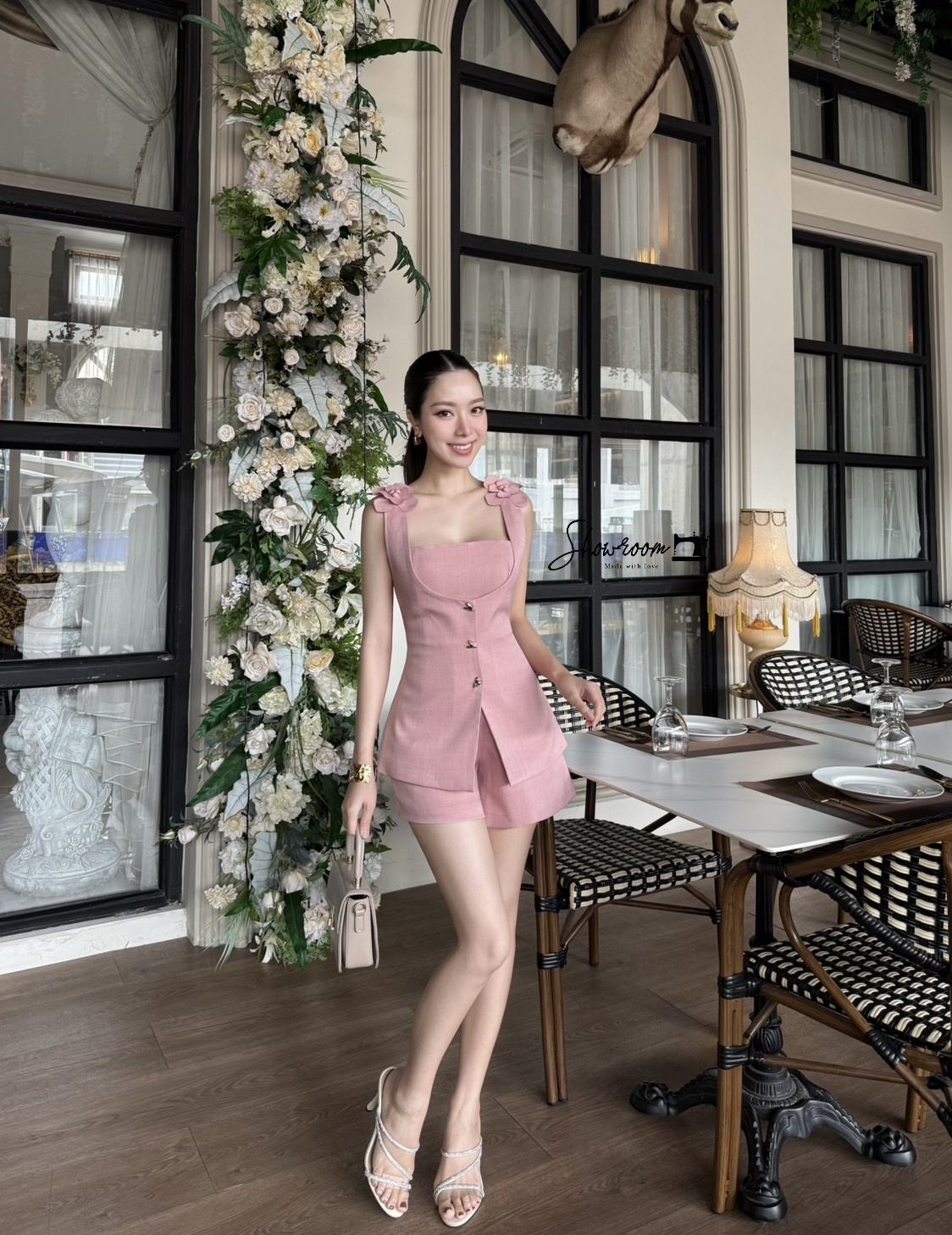 เซ็ตนี้คือควรเก็บด่วนๆ งานสวยแค่ไหนให้ภาพมันฟ้อง เสื้อตัวนอกแต่งกระดุมหัวใจสีเงิน ประดับดอกไม้แต่งเกสรแบบ3D ช่วงบ่าทั้ง2ข้าง ใช้ผ้าอย่างดีในการตัดเย็บ ผ้าเป็นทรงสวย บุซับ มาในโทนสีชมพูสวยหวานดูผู้ดี คอมพลีทลุคครบจบในชุดเดียว #showroombrand #งานป้ายshowroo