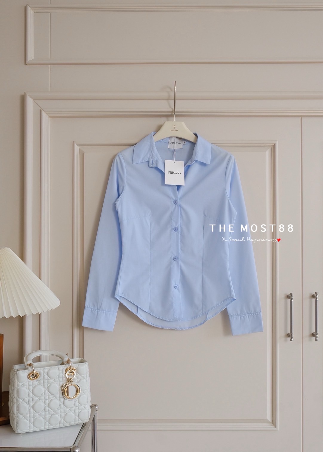 เสื้อเชิ้ตผ้าคอตตอนนิ่ม ลื่น ใส่สบาย ดีเทลตีเกล็ดเข้ารูป ใส่สวยปั้ว ๆ แนะนำให้ลงตรงไซส์ รับรองใส่สวยโช๊ะๆเล้ย เซเลปเขาใส่กันทั่วเลยจ้าทรงนี้ พลาดไม่ได้แล้ว