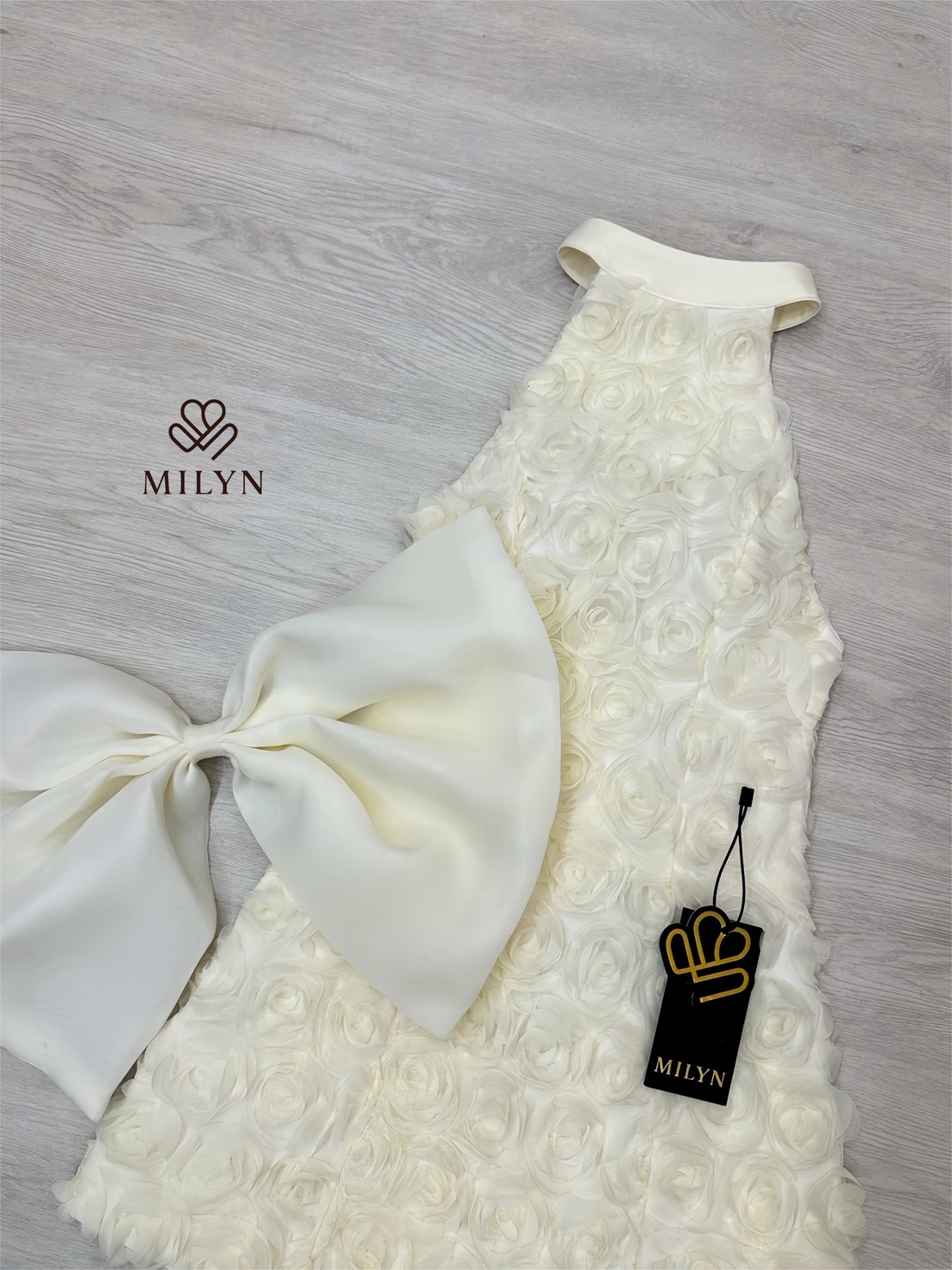 มินิเดรสแต่งดอกกุหลาบทั้งตัว ดีเทลเนื้อผ้าแบบ 3D ทำให้ชุดดูโดดเด่นมากขึ้น คอฮัลเตอร์ช่วยเสริมลุคให้ดูเพรียวและหรูขึ้นไปอีกขั้น ด้านหลังเปิดหลังสวย พร้อมโบว์ใหญ่สุดละมุนเป็นไฮไลต์ของชุด ใส่แล้วน่ารักปนความหวานแบบผู้ดีมากกกก 💙 ตัวเดรสทรงสวย