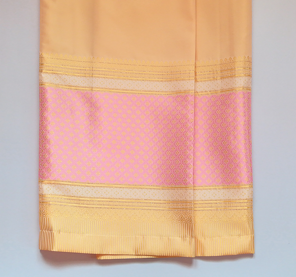 ผ้าถุงไหมสำเร็จรูป (สีครีม) งานตัดเย็บประณีต อัดผ้ากาวตามสีของผ้าถุง เนื้องานดีเกรด A (รอบเอว 32 นิ้ว)