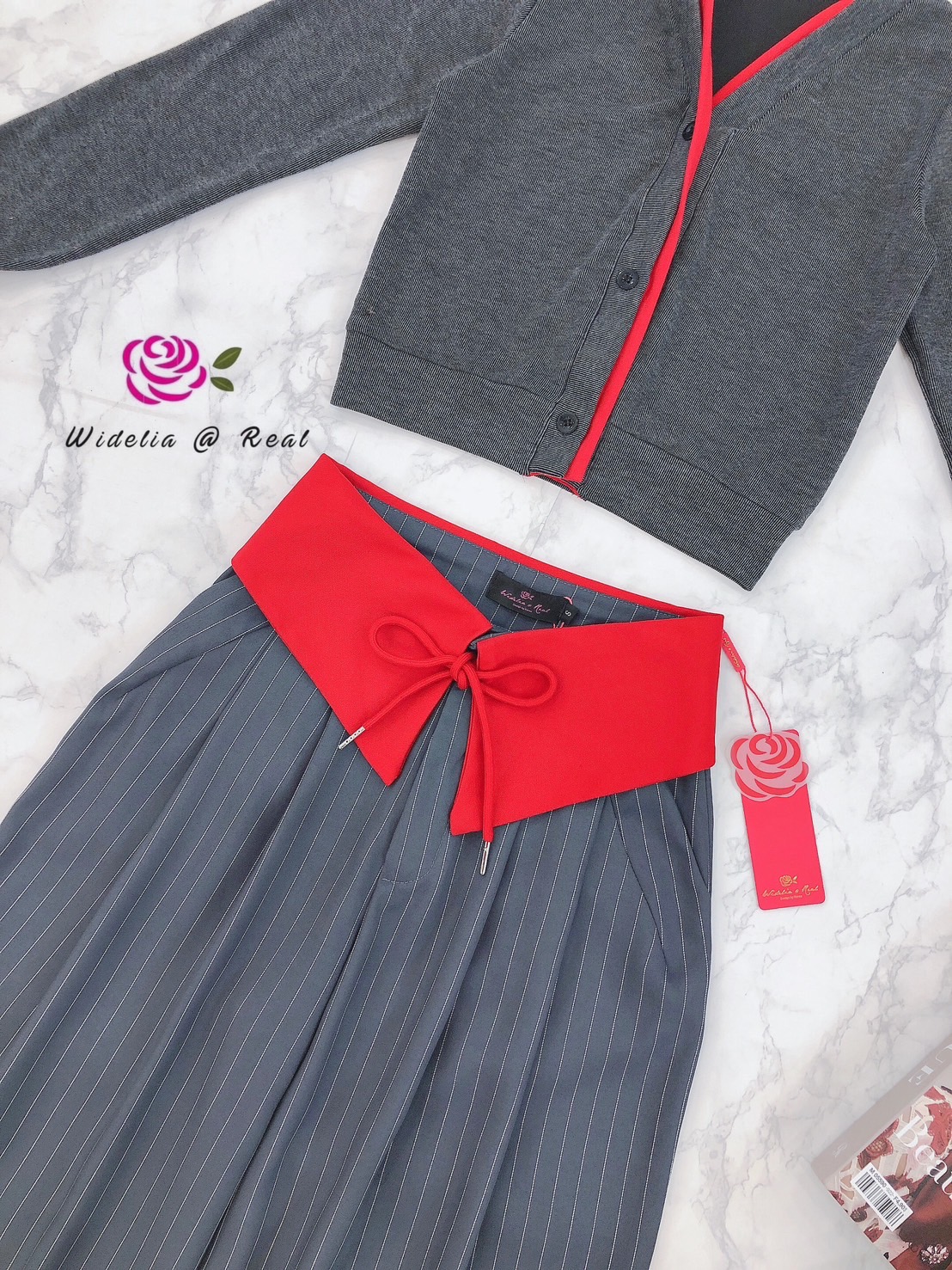 Set เสื้อคาร์ดิแกนกับกางเกงขากระบอกใหญ่ เสื้อเนื้อผ้านิตติ้งเนื้อนิ่มใส่สบายผิว กางเกงผ้าลายริ้วเย็บเอวพับสีแดง มีเชือกผูกโบว์ ด้านหน้าเจ็บจีบ เนื้อผ้าทิ้งตัวใส่สบาย แนะนำเลย รับรองใส่ออกมาไม่ผิดหวังการันตีให้เลย บอกเลยห้ามพลาดเด็ดขาด งานดีงานสวยแน่นอน