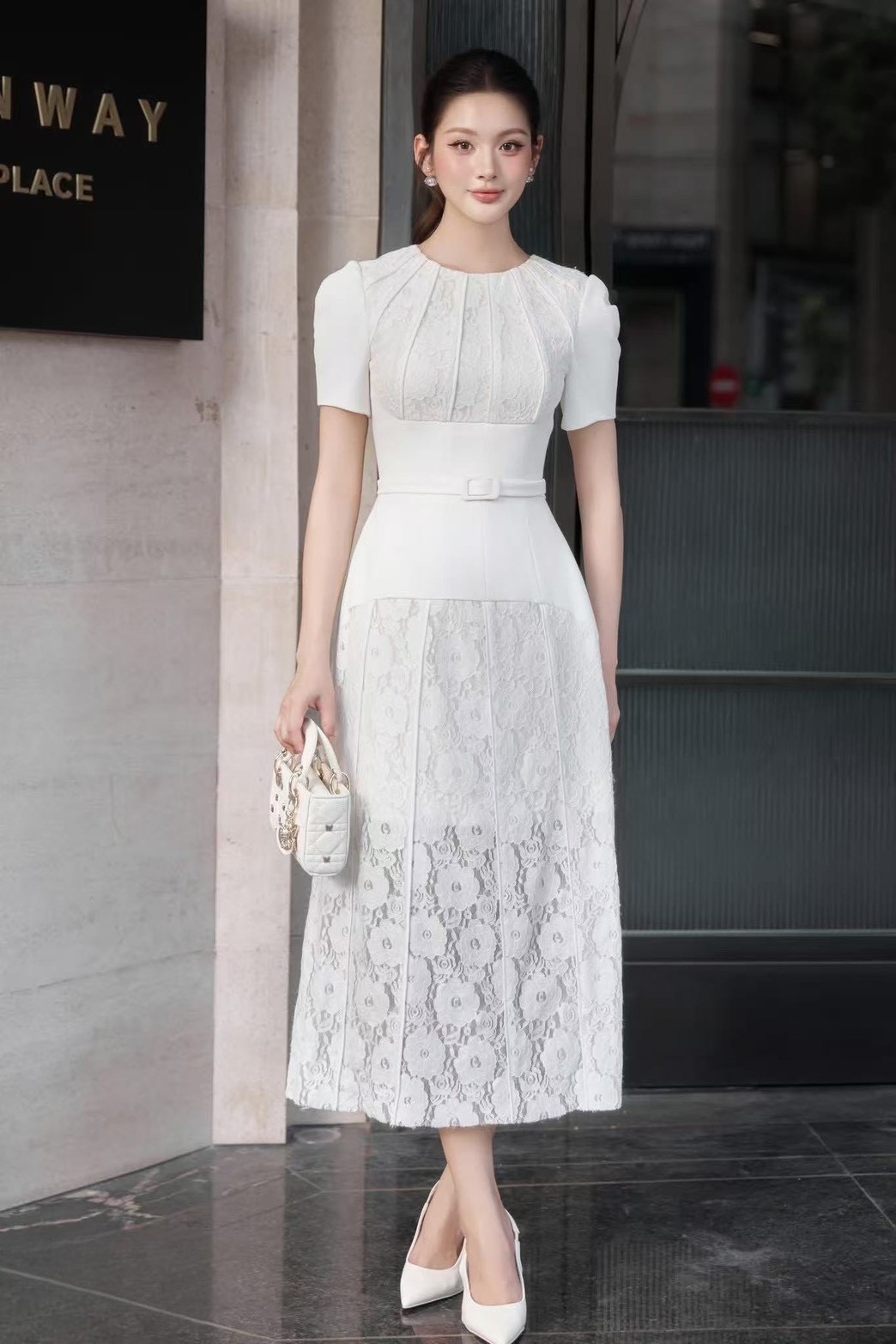 เดรสสีขาวตัวยาวคอกลม แต่งลายเส้นนูนแซทงานฉลุลูกไม้สีขาว มาพร้อมเข็มขัดเข้าเซ็ต ใส่เฟียสๆ แกรมๆ ได้ไม่ซ้ำใคร ต้องมีเลยค่า