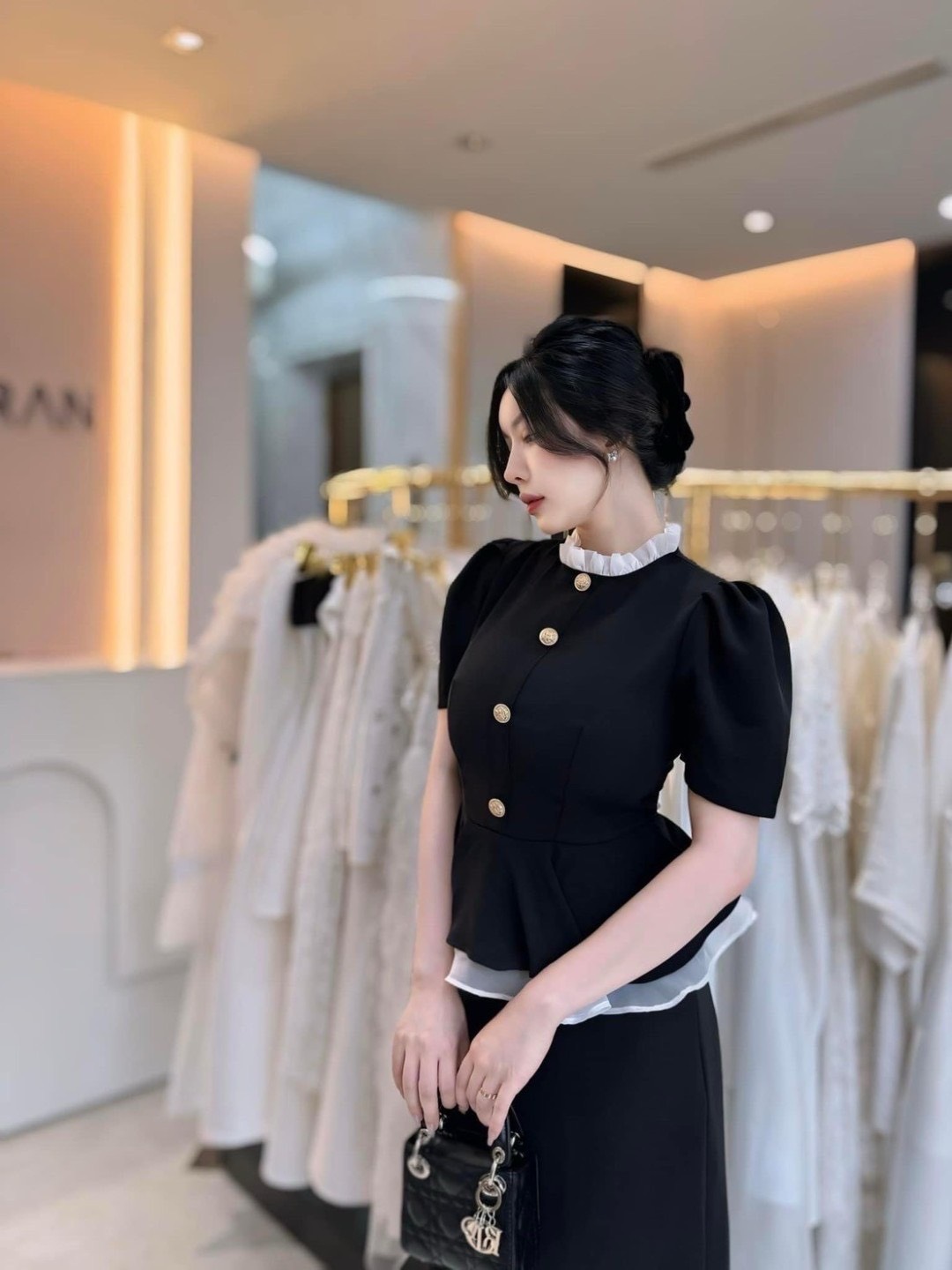 ชุด Set2ชิ้น เสื้อแขนสั้นสีดำทั้งชุด คอกลมแต่งระบาย แต่งระบายผ้าแก้วสีขาวชายเสื้อและแต่งอ่ะไหล่กระดุมทอง (มีซิปหลัง) มาพร้อมกระโปรงทรงสอบดีเทลผ่าหลัง ดีไซน์สวย