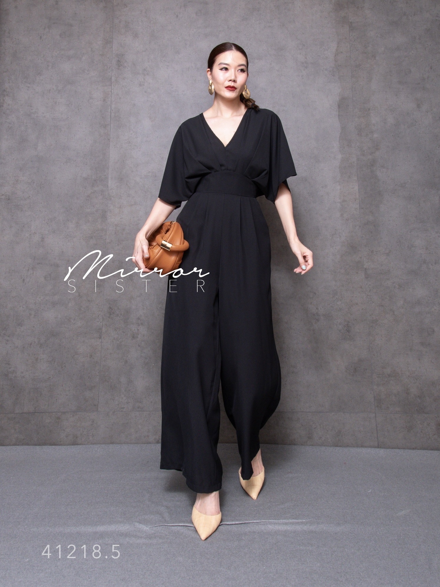 MiRRoRSiSTER's OMaZ JuMPSuiT•• ชุดกางเกงดีไซน์สวยมาก แพทเทรินดีงาม ช่วงบนเป็นคอวีVทรงค้างคาวจับdrap ช่วงเอวเข้ารูปแต่งขอบโค้งโอบิใหญ่ ด้านหลังยืดสม็อค ช่วงล่างกางเกงทรงกระบอกสวยใส่แล้วดูผอมสูง มีกระเป๋าล้วงได้2ข้างลำตัว เนื้อผ้าดีใส่สบายรีดง่ายใส่สวย