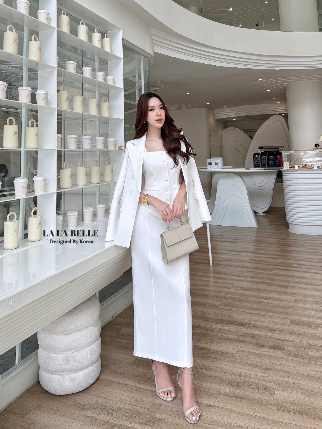 เซต3ชิ้นผ้าสูทอัดกาวอย่างดีผ้ามีน้ำหนักสุดๆเสื้อคอเหลี่ยมกระดุมหน้าเอวเข้ารูปชายเสื้อบานออกเล็กๆใส่กับกระโปรงทรงสอบเอวสูงตะเข็บหน้าผ้าหลังมาพร้อมเสื้อสูทคอกปกกระดุมหน้าแขนยาวบ่าเสริมฟองน้ำมีซับในอัดกาวอย่างดี