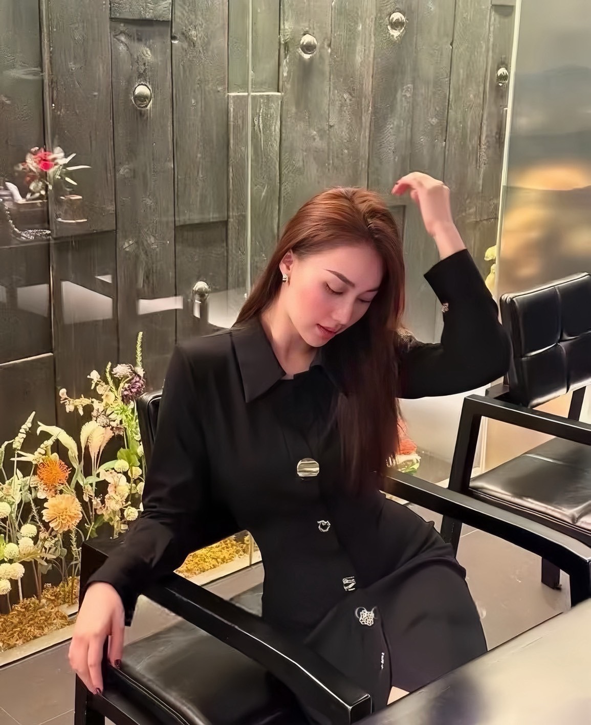 เดรสคอปกเชิ้ตตัวยาวสีดำแต่งกระดุมหน้าเรียง ตกแต่งด้วยอะไฟล่กระดุมสีทองตัดกันอย่างลงตัว ใส่เฟียสๆ แกรมๆ ได้ไม่ซ้ำใคร ต้องมีเลยค่า
