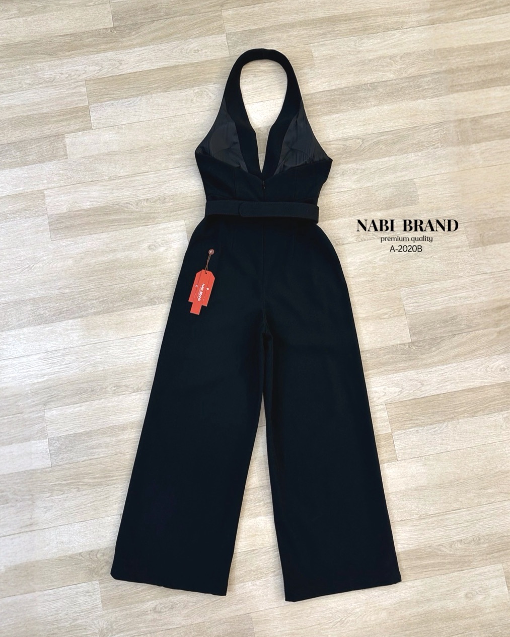 จั้มสูทขายาวทรงขาม้า สีดำทรงคล้องคอ ด้านหน้าเป็นทรงคอวี โชว์หลังแอบsexyหรูไฮมากค่ะ เพิ่มกระเป๋า2ข้าง ใช้งานได้จริง มาพร้อมกับเข็มขัดรัดเอว บอกเลยว่ารุ่นนี้คือ ใส่สวย ดูสูงผอมเพรียว ที่สำคัญเนื้อผ้าดี มีฟองน้ำ มีซับในอย่างดีค่ะ ความยาวกำลังดีไม่รั้งเป้าแน่