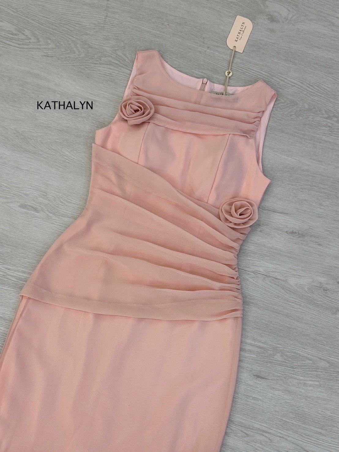 เดรสกระโปรงคอกลม แขนกุด ทรงพอดีตัวใส่กำลังสวย เนื้อผ้าสวยใส่ออกงานหรูหรา สีสวยขับผิว ท่อนหน้าอกและเอวเย็บจับจีบเก๋ๆ มีบลาในตัว ดอกกุหลาบเป็นเข็มกลัดสามารถถอดได้นะคะ ชุดนี้ควรมีติดตู้เพราะใส่ออกได้เข้าสังคมได้หมด