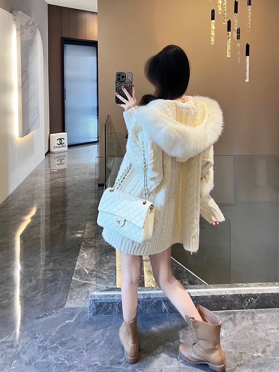 เสื้อคลุมไหมพรมมีHood Fur🤩 ทรงoversize มีกระเป๋าหน้า ผ้าทอลายแน่นเนื้อดี hoodดีไซน์ขนเฟอร์ติดกระดุมซ่อนแยกได้ค่ะ ใส่สวยฟรุ้งฟริ้ง ถ่ายรูปสวยปังแน่นอน