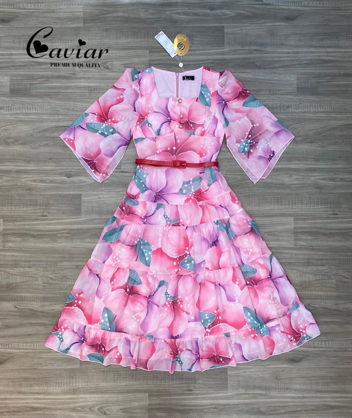 แม้กซี่ตัวเริ่ด-ตัวปัง สวยหวานสุดๆ งานเดรสคอเหลี่ยม แขนศอกทรงปล่อย กระโปรงเย็บระบายเป็นชั้นๆ ช่วงอกเสริมฟองน้ำ งานซิปหลัง มาพร้อมเข็มขัดสีสวยเข้ากับชุด