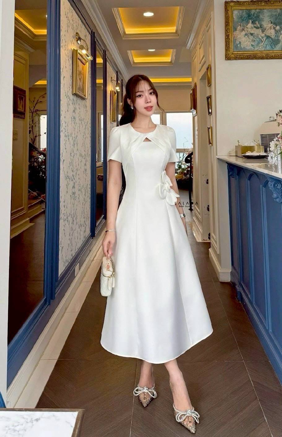 เดรสสีขาวยาว มีแขน ลูกหนูลูกคุณ แต่งดอกไม้ช่วงเอว เรียบร้อยสวยหรู งานซิปหลัง ตัดเย็บอย่างดี มีซับใน สวมใส่ได้หลายโอกาส Color::ตามรูป