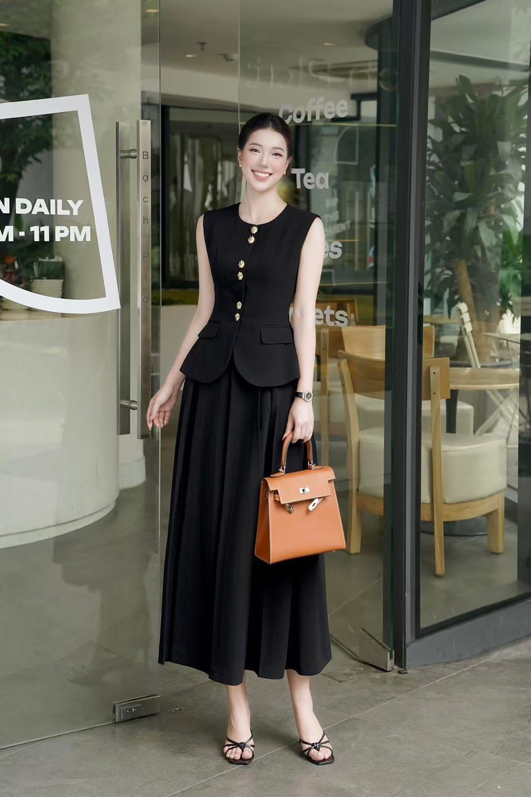 Set 2 ชิ้น เสื้อแขนกุดสีดำคอกลม ดีเทลแต่งกระดุมอะไหล่ทองด้านหน้าดีไซน์สุดเก๋ มีกระเป๋าหน้าทั้ง2ข้าง อกเสริมฟองน้ำให้ทรงสวย แมทส์กับกระโปรงยาวสีดำจับจีบพริ้วผ้าเนื้อนิ่ม มีกระเป๋าข้าง มีชับในและซิปหลัง