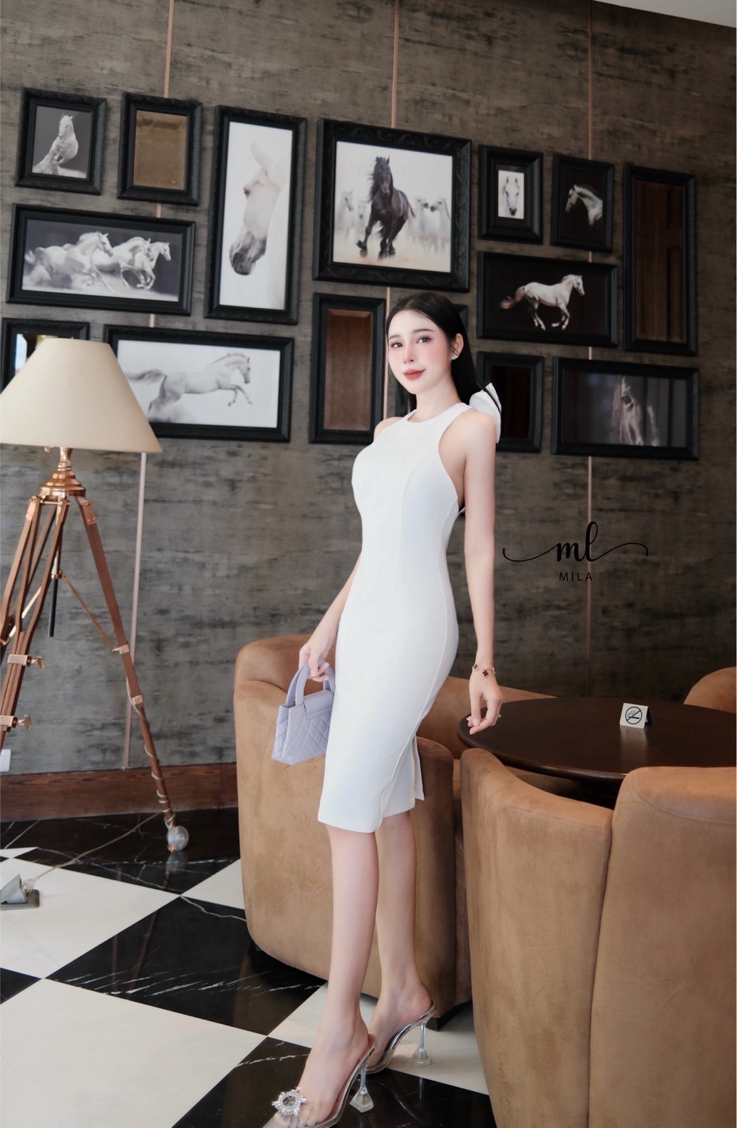 เดรสแขนกุดคอกลมสีขาว ดีไซน์โชว์ด้านหลังตรงคอด้านหลังมีกระดุม2เม็ดและแต่งด้วยโบว์ใหญ่เย็บติดแกะไม่ได้( เดรสเสริมฟองน้ำซิปหลังซ่อนอย่างดี ) ตัวเดรสทรงเข้ารูป ตีเกร็ดหน้ายาวทั้งตัว