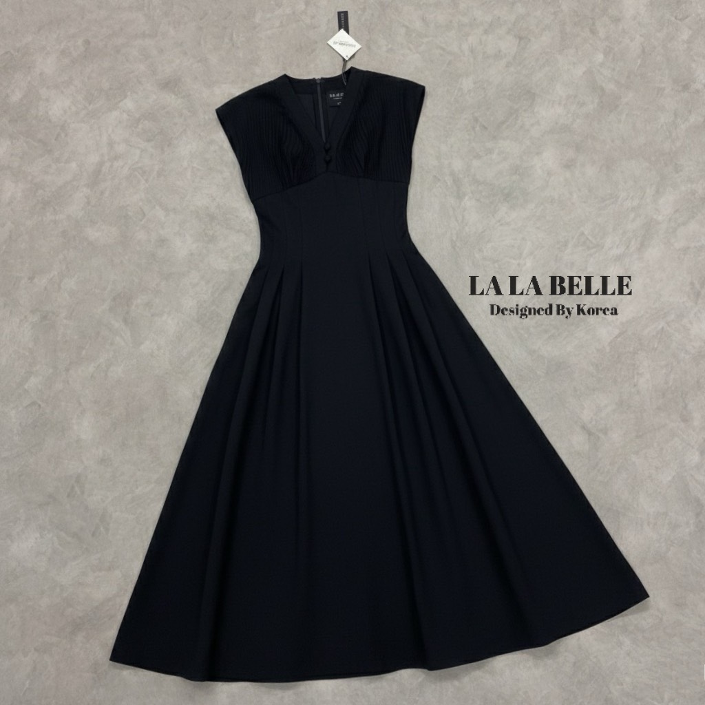 เดรสรุ่นฮอตรุ่นปังรุ่นนี้ตัดเย็บด้วยผ้าสูทหน่มีน้ำหนักเก็บทรงช่วงเอวทำให้เอวเล็กเอวสับทรงคอวีกระดุมหน้าแขนล้ำใส่แล้วไม่ตันช่วงบนเป็นผ้าอัดพีทจีบเอวเย็บเข้ารูปล็อคทรงให้อย่างดีกระโปรงยาวทิ้งตัวใช้ผ้าเยอะมีซับในอัดกาวอย่างดีงานคุณภาพ