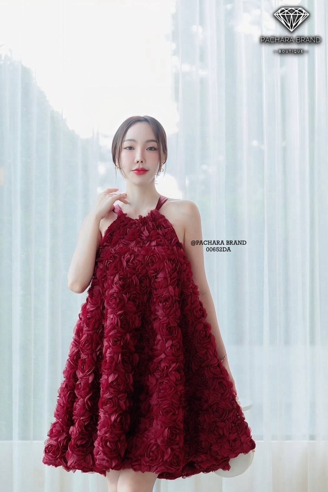 เดรสสั้นเว้าไหล่สีแดงไวน์ทรงปล่อย งานปักดอกกุหลาบ 3D หนาหลายร้อยดอกทั้งชุด แต่งสายริบบิ้นผูกโบว์ด้านหลัง สายปรับความยาวได้ ช่วงกระโปรงใช้ผ้าเยอะให้ความพองบานสวยมาก รุ่นนี้ใส่ชิลล์ถ่ายรูปสวยได้ทุกโอกาสเลยนะคะ #PACHARABRAND