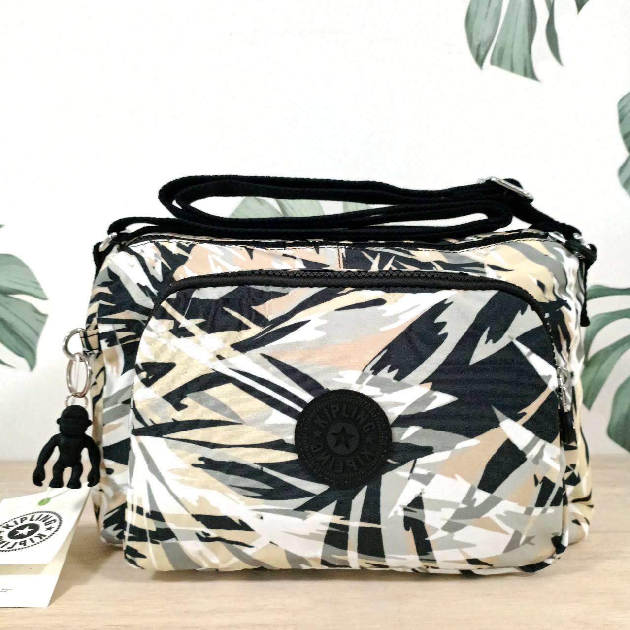 กระเป๋าสะพายแบรนด์เนมคิปลิงค์ใส่ของได้เยอะสึเทาดำลายใบไม้กันน้ำได้ KIPLING RETH CROSSBODY BAG