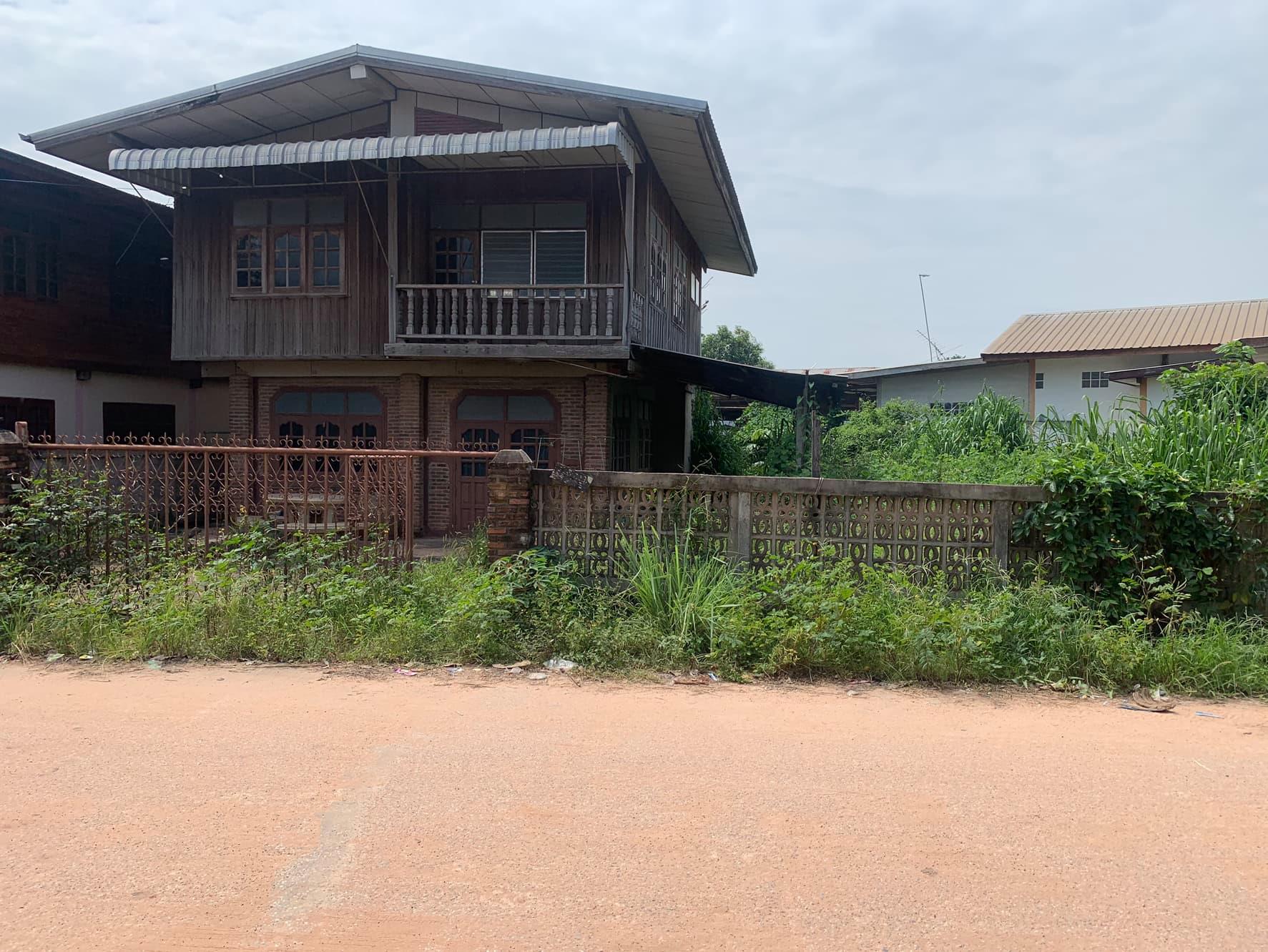 ขายบ้านพร้อมที่ดินราคาถูก อ.หนองกรุงศรี จ.กาฬสินธุ์ใกล้ถนนใหญ่ 2268 ห่างจากโรงเรียนห้วยยางดงวิทยา 386 เมตรการเดินทางสะดวก