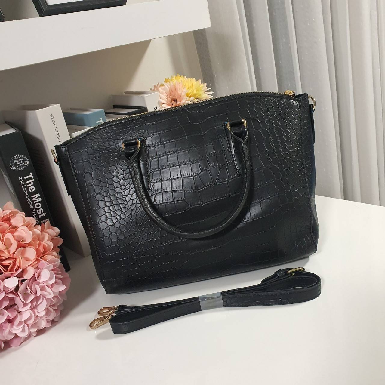 กระเป๋าสะพายแบรนด์เนมแมงโก้ลายจรเข้สีดำ MANGO TOUCH CROC HANDBAG